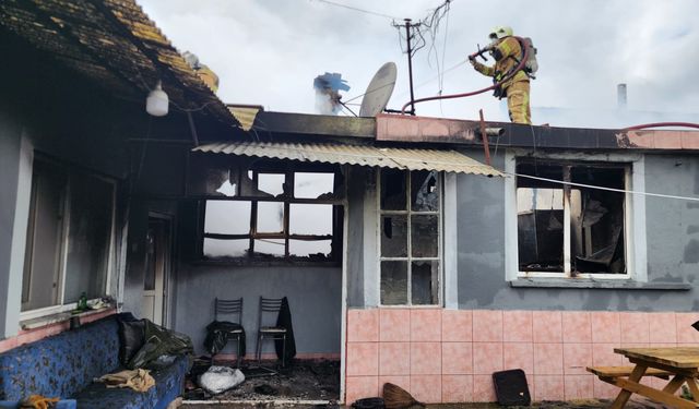 Bursa'da müstakil evde yangın: Dumandan etkilenen yaşlı adam hastaneye kaldırıldı