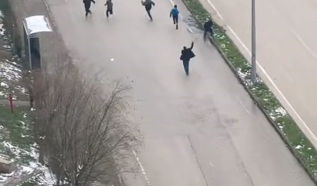 İnegöl’de kar topu gerginliği: Otobüs şoförü çocukları sopayla kovaladı