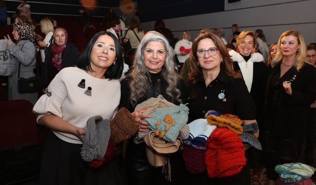 Bursa'da yüzlerce kadın aynı anda iyilik için ilmek attı