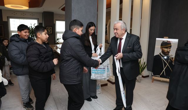 Çocuklar el emeklerini Başkan Şadi Özdemir’e hediye etti