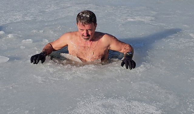 Bursa'da üzerinde çökertme oynadığı, buzu kesip suya girdi