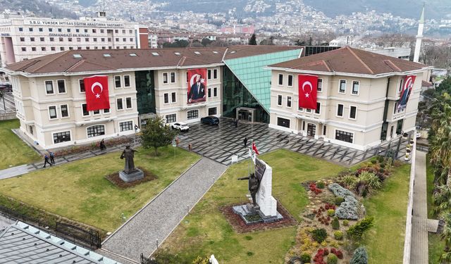Osmangazi Belediyesi binalarını Türk Bayraklarıyla donattı