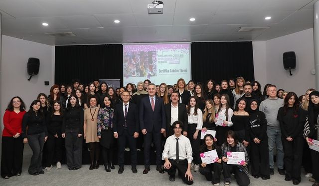 Bursa’da gençler dijital afişlerle şiddete karşı ses oldu