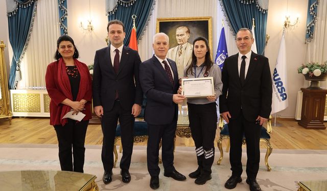 Örnek güvenlik görevlisine Başkan Bozbey'den tebrik