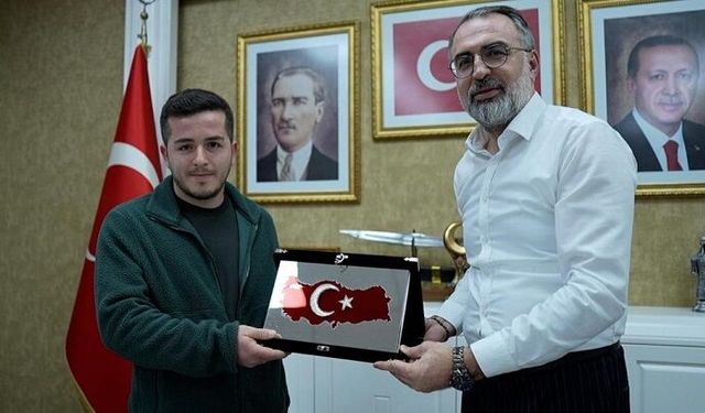 Kestel’de duygulandıran an: Kuryenin bayrak hassasiyeti kamerada