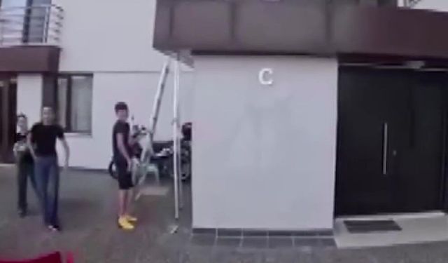 Siparişe Gitti, Çatıda Mahsur Kalan Çocuğu Kurtardı