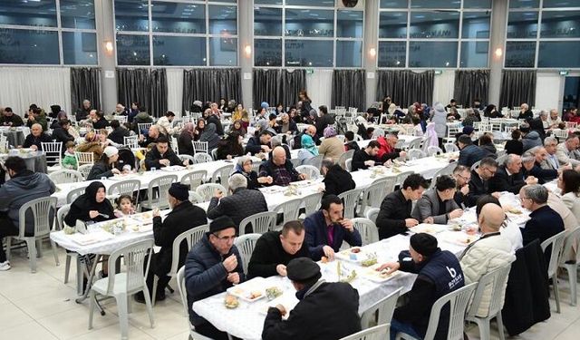 Bursa Osmangazi belediye başkanı Erkan Aydın Üftade Meydanı'nda vatandaşlarla buluştu