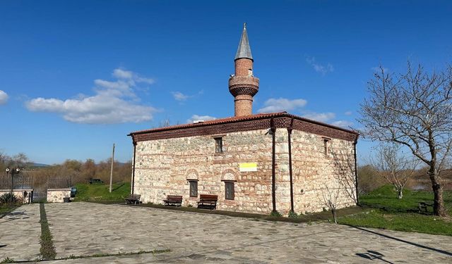 Uluabat Gölü'nün suları 625 yıllık camiyi tehdit ediyor