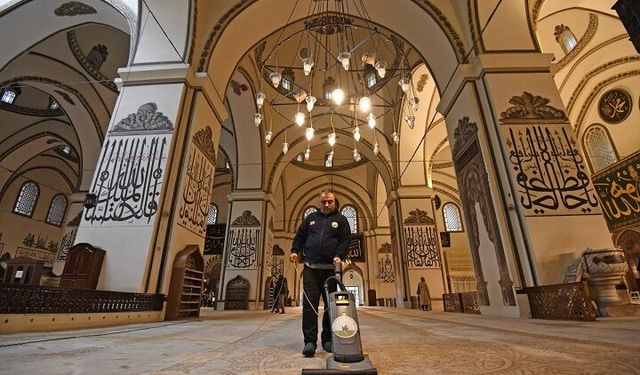 Bursa’nın manevi değeri Bursa Ulu Camii’nde kapsamlı temizlik