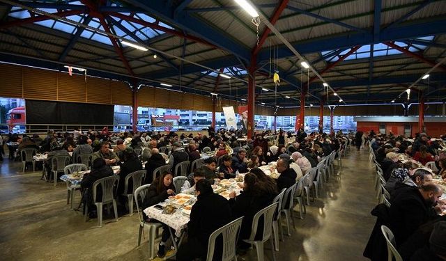 Osmangazi’de Mahalle İftarı bereketi: Hamitler’de yüzlerce kişi aynı sofrada buluştu