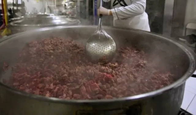 Belediye aşevinde dağıtılan kavurmadan çip ve at eti çıktı