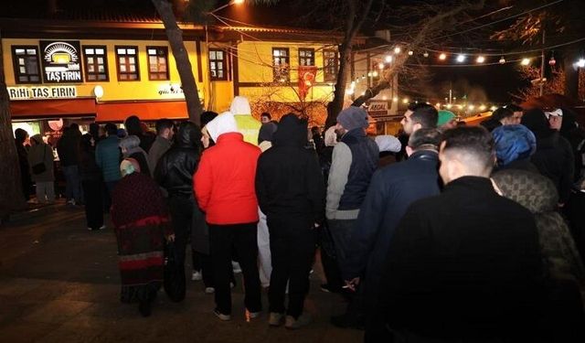 Bursa’da sahur kuyruğu: Tarihi meydanda metrelerce sıra oluştu