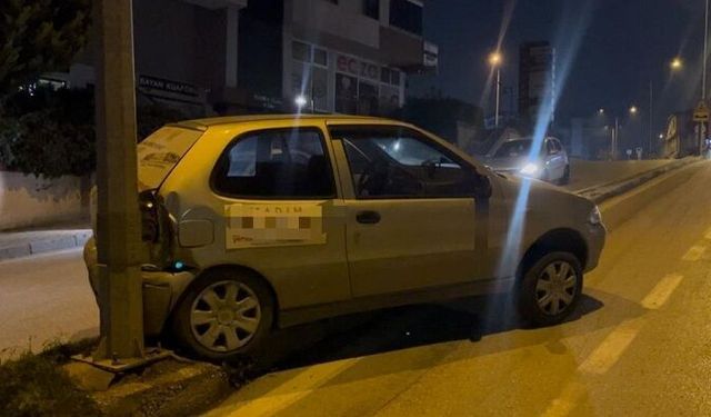 Bursa’da park halindeki otomobil refüjdeki direğe çarptı