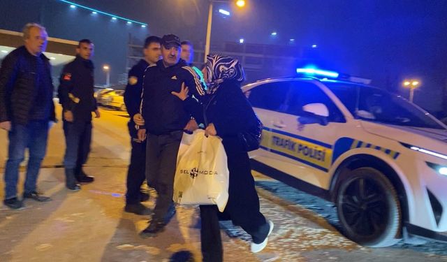 Babası kaputun üstünde oturup polise direndi… Yüksek sesle seyreden sürücünün aracı trafikten men edildi