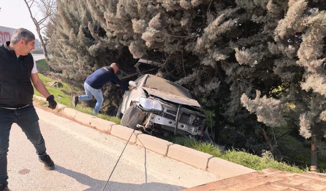 Bursa’da Kontrolden Çıkan Otomobil Ağaçlığa Savruldu: 1 Yaralı