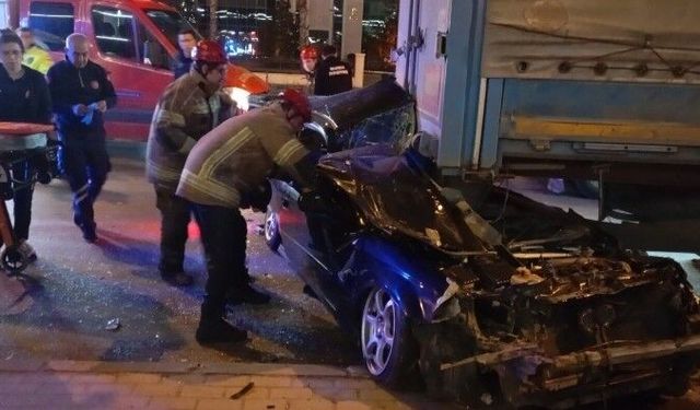 Bursa'da otomobil tırın altına girdi!