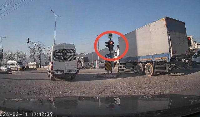 Bursa'da sürücüler kırmızı ışıkta durmadı