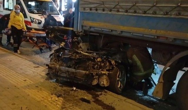 Bursa'daki feci kaza kameraya yansıdı... İkiye bölünen araçtan kurtuldu