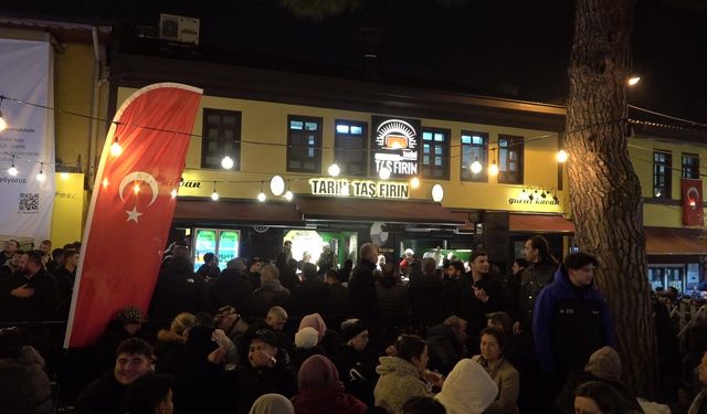 Bursa sahurda Abdal Meydanı'na akın etti