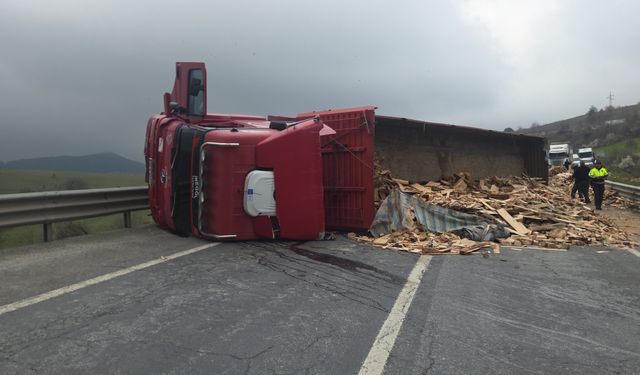 Tır devrildi: Bursa yolu ulaşıma kapandı