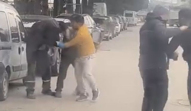 Yol ortasında yumruklu kavga kamerada