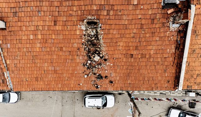 Çürüyen baca otomobilin üzerine yıkıldı