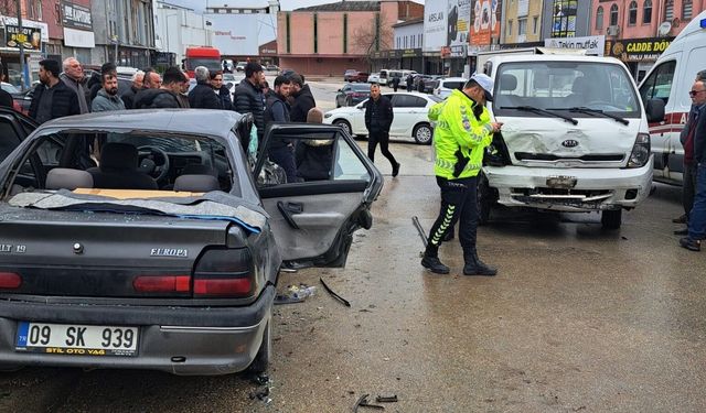 Bursa'da 2 aracın karıştığı kazada 9 kişi yaralandı