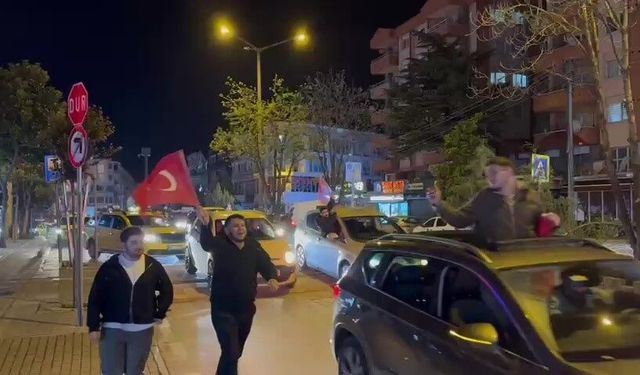 Bursa’da Dünya Kupası Coşkusu Zirve Yaptı: Sokaklar Bayram Yerine Döndü