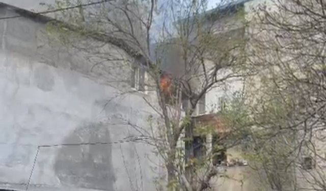 Çatı katında korkutan yangın… Mahalleli sokağa döküldü, çatı küle döndü