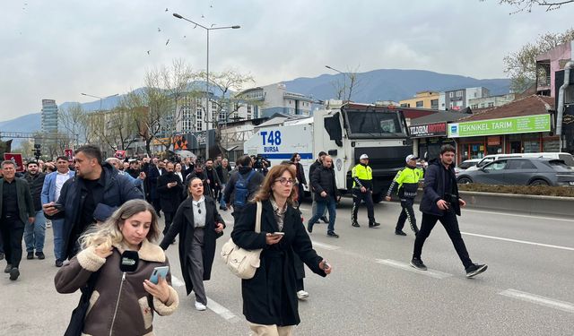 CHP'liler Ankara yolunu trafiğe kapatınca polis müdahale etti