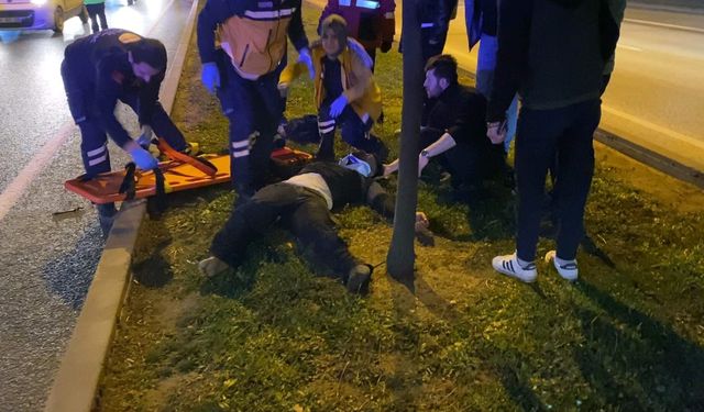 Düşürdüğü telefonu alırken otomobil çarptı: O anlar kamerada