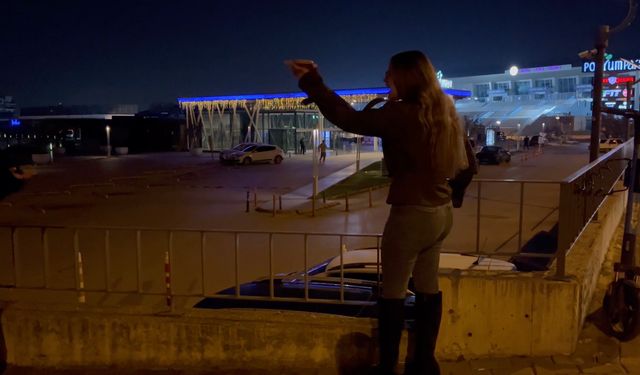 Bursa'da alkollü genç kızlar ortalığı karıştırdı, yol kenarında bekleyen sürücü ve aracına saldırdılar