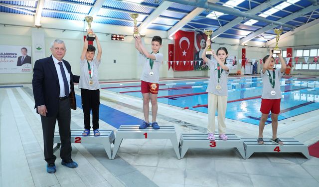Osmangazi Yüzme Şenliği’nde kazananlar kupalarını aldı