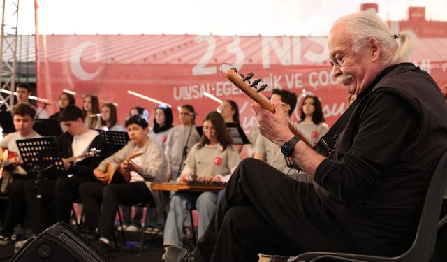 Usta sanatçı Cahit Berkay gençlerle aynı sahneyi paylaştı