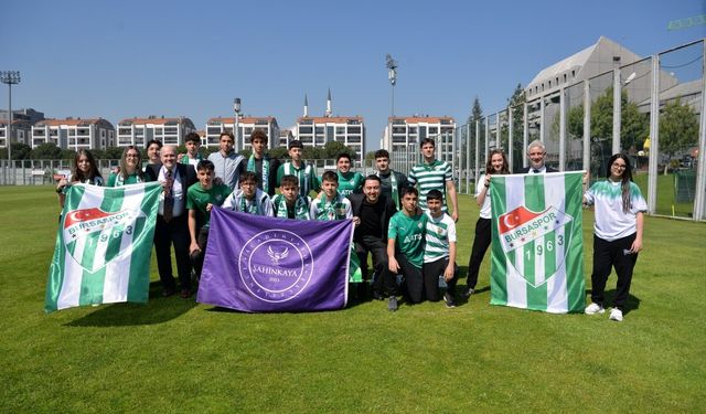 Öğrencilerden şampiyonu ziyaret