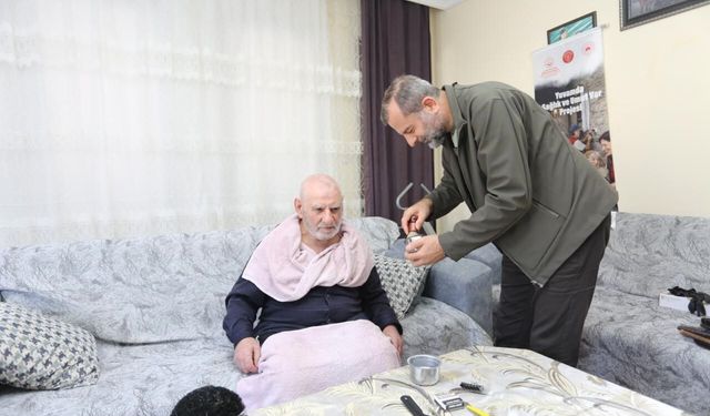 Yaşlıların ayağına doktor, berber ve tesisatçı gitti, dünyalar onların oldu