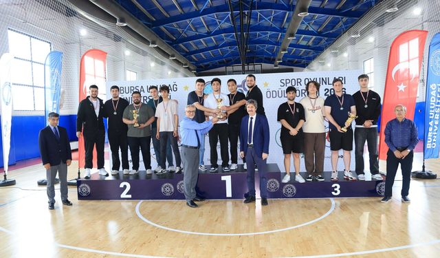 BUÜ Spor Oyunları’nda şampiyonlar kürsüye çıktı