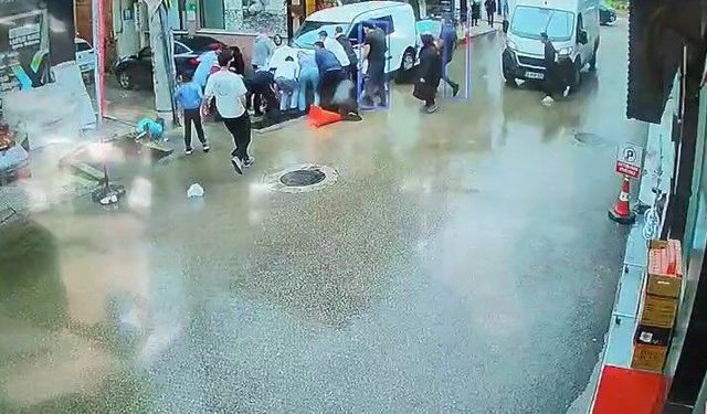 Kamyonet yayaların arasına daldı, o anlar kameraya yansıdı