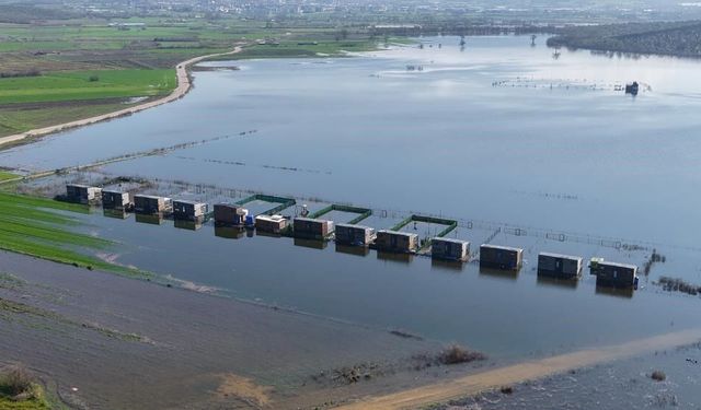 Uluabat sular çekildi, kayıp araziler yeniden göründü