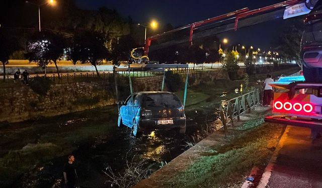 Bursa'da makas faciası: Dereye uçtular