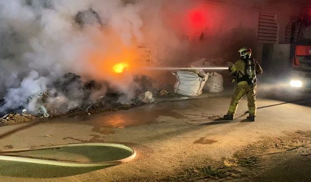 Bursa'da ahşap atıkları küle döndü