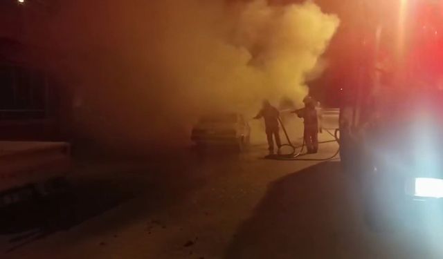 Bursa'da yüzünü kapatan şüpheli aracı kül etti