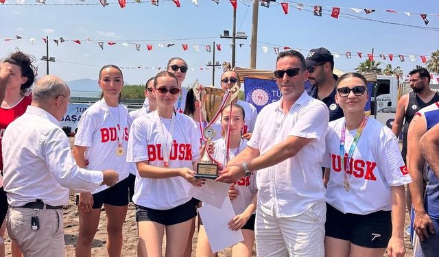 Bursa'da Çifte Gurur: BUÜ Kadın Hentbol Takımı Zirveyi Bırakmadı