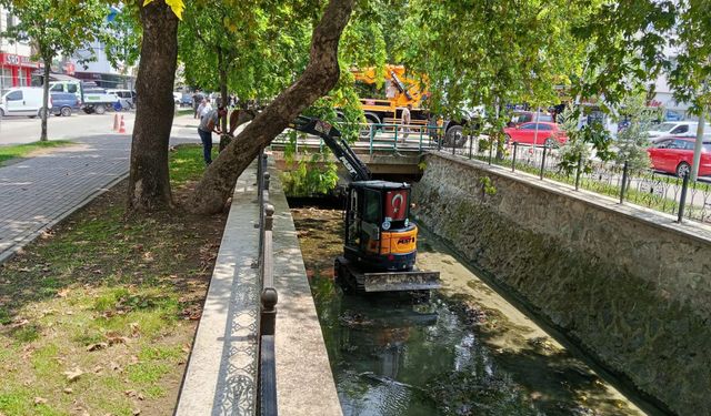 Bursa'da Su Akışını Rahatlatacak Dere Temizliği Başladı