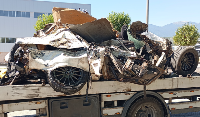 Freni patlayan kamyon 2 araca çarptı; 3 kişi yaralandı