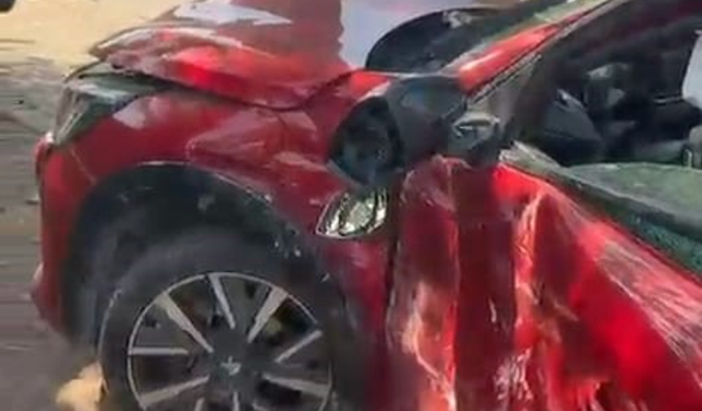 Bursa'da otomobil ağaca, minibüs bahçe duvarına çarptı