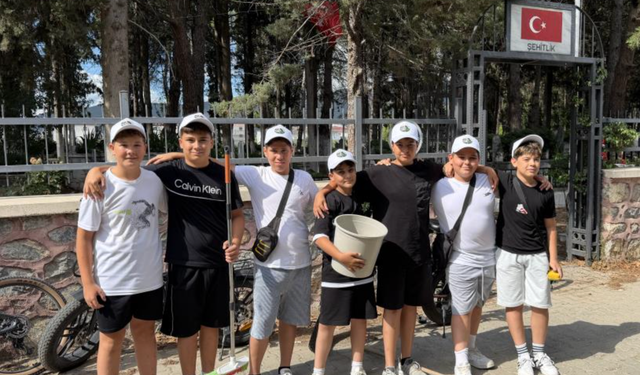 Bursa'da minik çevrecilerden anlamlı 15 Temmuz etkinliği