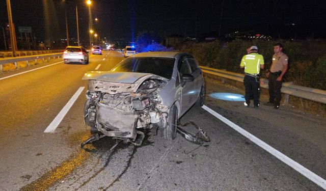 Bursa'da bariyere çarpan otomobilin sürücüsü yaralandı