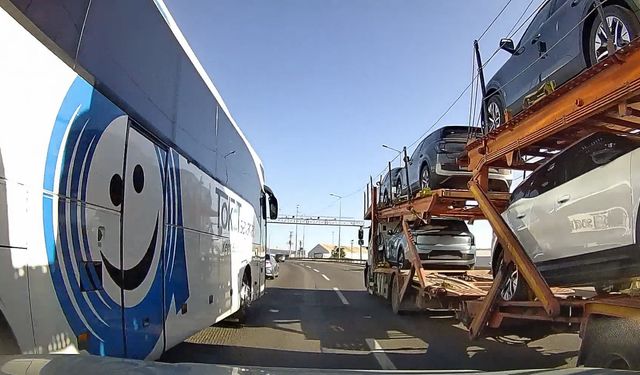 Ani şerit değişikliği faciaya davetiye çıkardı: Kazaya ramak kala