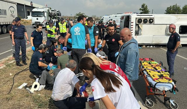 Yolcu midibüsü devrildi: Çok sayıda yaralı var